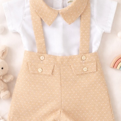 Macacão de bebé branco e bege com padrão xadrez e botões decorativos