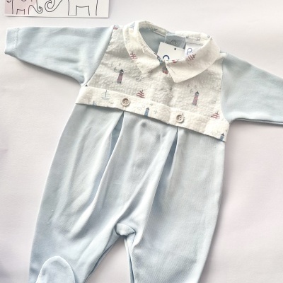 Macacão de bebé azul claro com parte superior branca estampada e cartão de marca com elefantes