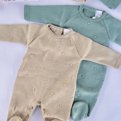 Dois macacões de malha bege e verde-água com botões e gorros assortidos