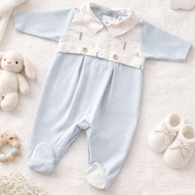 Macacão bebé azul claro e branco com brinquedo e sapatinhos