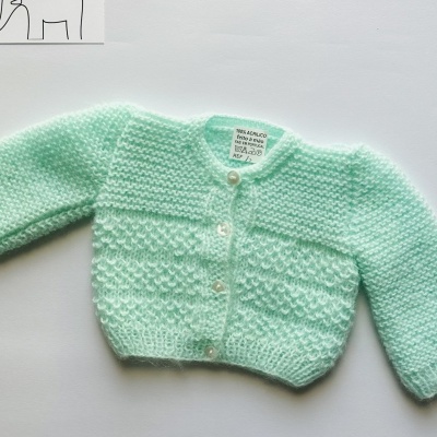 Camisola de malha verde clara para bebé com botões brancos e padrão de pontos