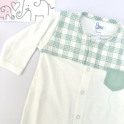 Pijama de bebé branco com padrão xadrez verde e bolso verde, botões de pressão e cartão com elefantes LICILU.