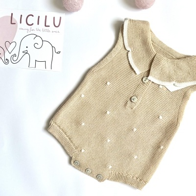 Blusa de malha bege para bebé com botões e gola branca junto a cartão com elefantes e texto LICILU