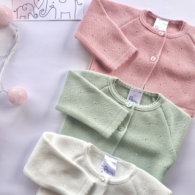 Três casacos de bebé em malha rosa, verde e branco com botões e cartão com elefantes