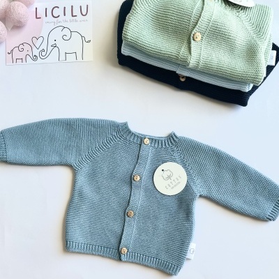 Cardigans de malha azul claro, verde água e azul escuro com botões de madeira, etiqueta LICILU e embalagem com elefantes