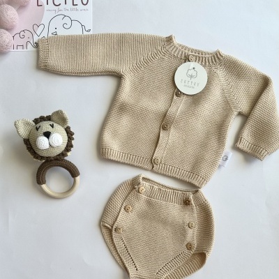 Conjunto bebé malha bege casaco e cuecas com chocalho de leão em croché