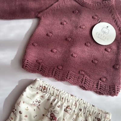 Conjunto bebé camisola rosa malha e calças curtas creme com padrão de cogumelos