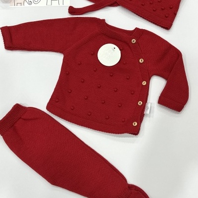 Conjunto de roupa para bebé vermelho em malha com camisa, calças e gorro