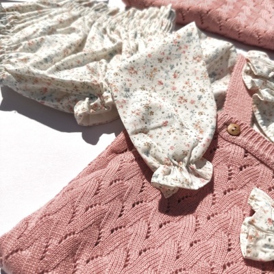 Conjunto de roupa de bebé com padrão floral e malha rosa