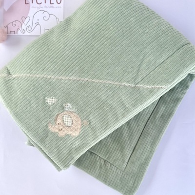 Cobertor verde claro com bordado de elefante e balão, cartão LICILU