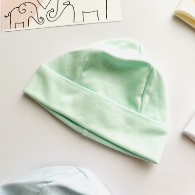Gorro de bebé verde-água com dobra na base