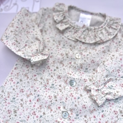Blusa infantil floral com botões e gola franzida em fundo branco
