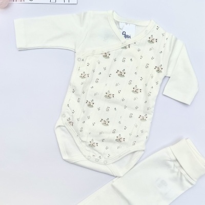 Conjunto de bebé branco com body estampado e calça com pés