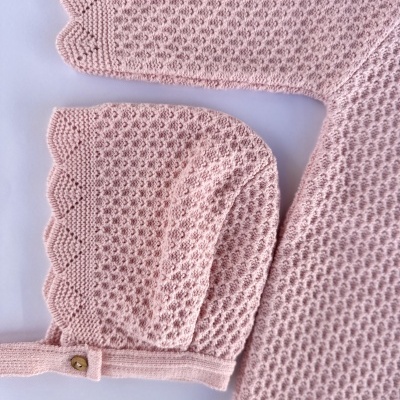 Casaco rosa claro em malha com tecido em relevo e punhos com babados