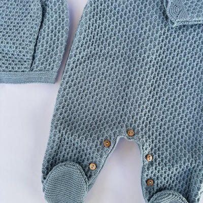 Macacão e gorro de bebé em malha azul com botões