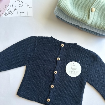 Casacos de malha infantil azul escuro, verde claro e azul claro com botões de madeira e etiqueta Cotton 100% Orgânico