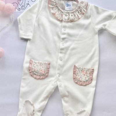 Pijama branco para bebé com gola e bolsos florais e botões ao centro