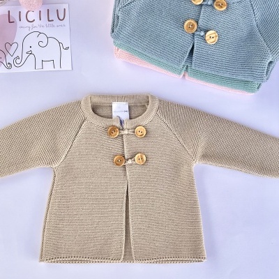 Casaco de malha bege para bebé com botões de madeira e cartão LICILU com elefantes