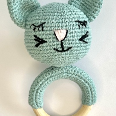 Chocalho de bebê em forma de gato verde-água com base de madeira