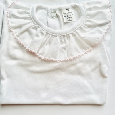 Camisola branca para bebé com gola em tule e etiqueta com informações de tecido e tamanho