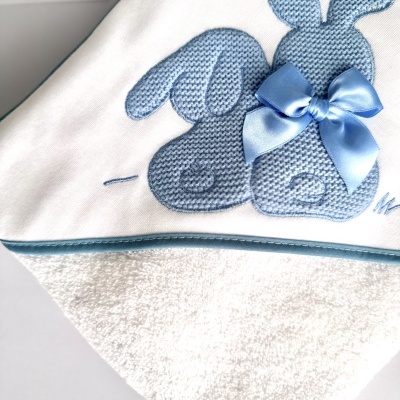 Toalha de bebé branca com bordado de coelhos azuis e laço