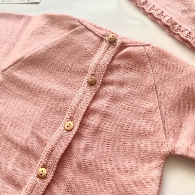 Conjunto de bebé em malha rosa com botões de madeira e casaco rendado