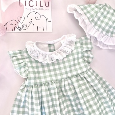 Vestido e chapéu de bebé verdes e brancos com folhos, cartão com elefantes rosa