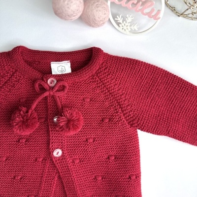 Casaco de malha vermelho para criança com botões e pompons