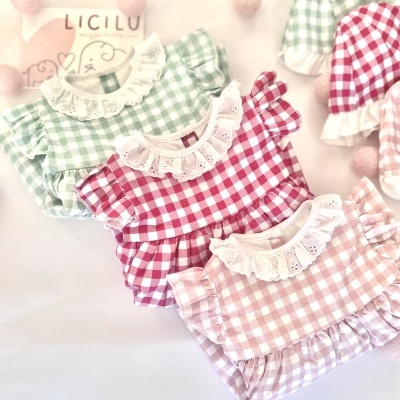 Três vestidos às quadrículas verdes, vermelhos e rosas para bebé com golas brancas bordadas