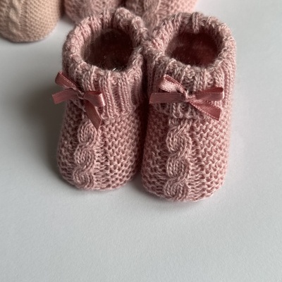 Sapatinhos de bebé cor-de-rosa em malha grossa com trança e laço