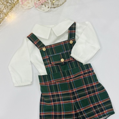 Conjunto de roupa para bebé com body branco e calções xadrez verde com botões de madeira.