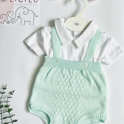 Conjunto de bebé branco e verde água em cabide com cartão LICILU e decoração