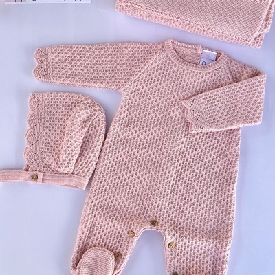 Conjunto de bebé em malha cor-de-rosa com macacão, capuz e manta