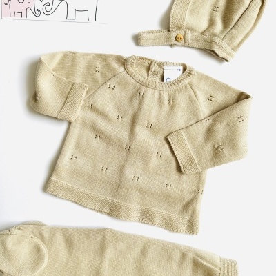 Conjunto de roupa bebé em malha bege com camisola, calças e gorro