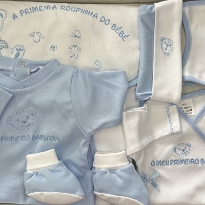 Conjunto de roupa azul e branca para bebé com ursinhos bordados e inscrições