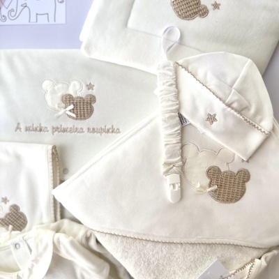 Conjunto para bebé branco e bege com ursinho em crochet bordado