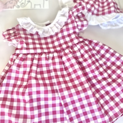 Vestido infantil xadrez vermelho e branco com gola rendada e chapéu combinando
