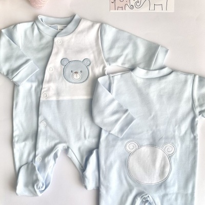 Dois macacões de bebé azul claro com ursos bordados