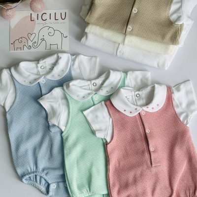Bodies de bebé coloridos com gola branca e bordados pequenos, com cartão LICILU, sobre fundo branco.