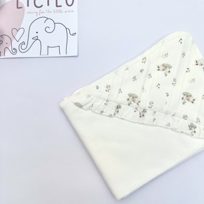 Toalha de bebé branca com capuz estampado e cartaz com elefantes