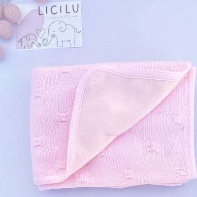 Manta rosa de bebé com padrão de estrelas em relevo e cartão da marca LICILU