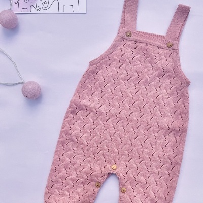 Macacão de bebé cor-de-rosa em malha com botões e padrão de laçadas