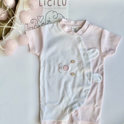 Macacão de bebé rosa e branco com rosto de coelho bordado e botões frontais