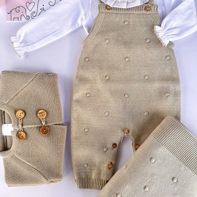 Conjunto de roupa para bebé bege e branco com macacão, camisa, casaco e manta