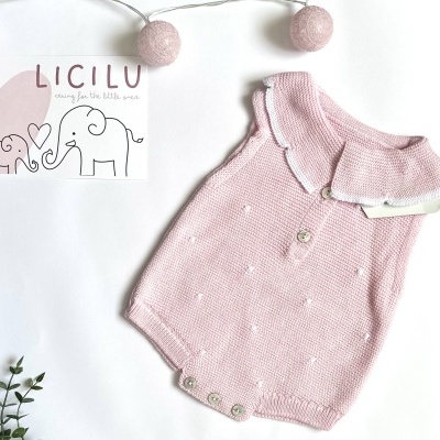 Body de bebé rosa com gola branca e botões, cartão LCILU e luzes decorativas cor-de-rosa