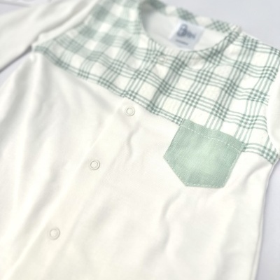 Body de bebé branco com padrão aos quadrados verde e bolso verde no peito