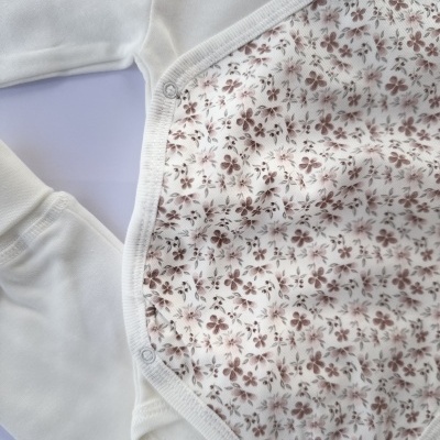 Body de bebé branco com padrão floral castanho e bege