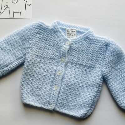 Casaco de bebé azul claro de malha com botões em fundo branco com desenho de elefantes