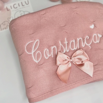 Manta rosa com bordado e laço satin