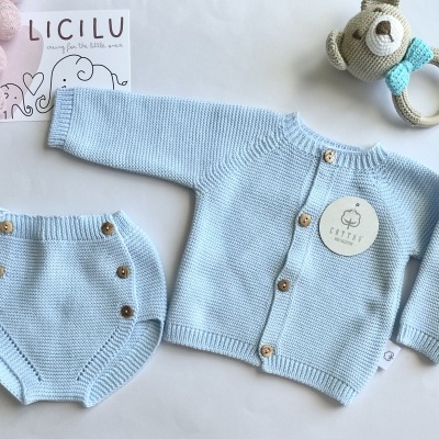 Conjunto de roupa de bebé azul clara com casaco e cuecas em malha, etiquetas KITLE e LICILU, brinquedo de urso